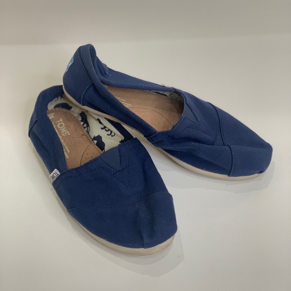 *SOLD* Navy canvas TOMS - Picture 1 of 4